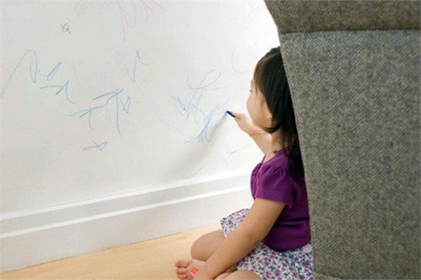نوشتن کودک روی دیوار و میز و صندلی