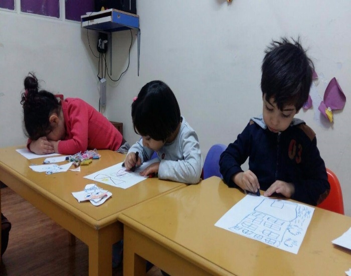 کودکان رویش در حال نقاشی