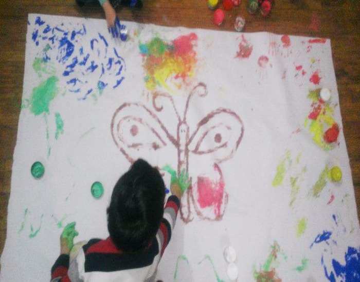 کودک در حال نقاشی