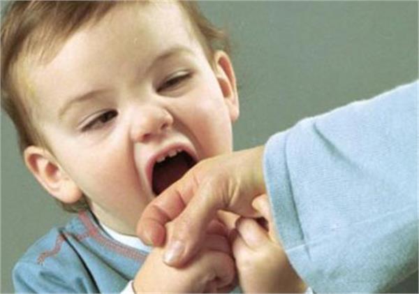 وقتی در حال بازی با کودکتان هستید ناگهان کودک دستتان را گاز می گیرد. چه باید کرد؟